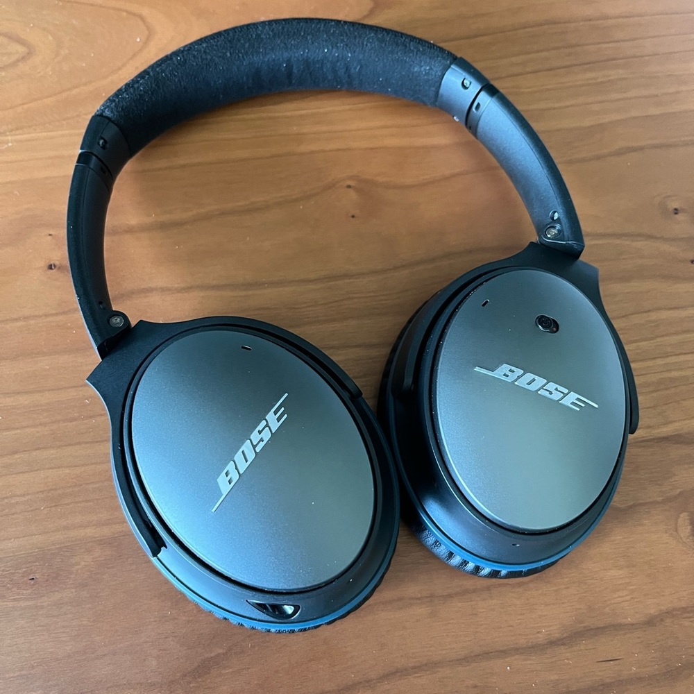 Bose QuietComfort 25 noise-cancelling headphones in black case